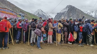 Amarnath Yatra 2023: खराब मौसम के बीच 20806 भक्त पहुंचे पवित्र गुफा,दर्शनार्थियों का आंकड़ा 2.29 लाख के पार Amarnath Yatra 2023: 20806 devotees reached holy cave amidst bad weather, number visitors crossed 2.29 lakh