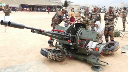 विजय दिवस: सेना के शस्त्रों को देख रोमांचित हुए बच्चे, कारगिल में लगी हथियारों की प्रदर्शनी Army organises Vijay Diwas arms exhibition in Kargil ahead of 24th anniversary of Operation Vijay Kargil
