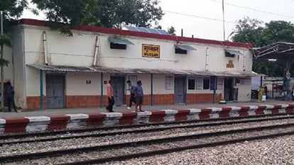 Hathras News: मुरसान स्टेशन पर रात में नहीं ठहती कोई ट्रेन, रेलवे प्रशासन से की ठहराव की मांग No train stops at Mursan station at night