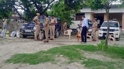 Mau Crime: इतनी सी बात पर धारदार हथियार से हमला कर किसान की हत्या, तीन आरोपी गिरफ्तार, मौके पर पुलिस Mau Crime Farmer was killed by attacking with a sharp weapon, three accused arrested