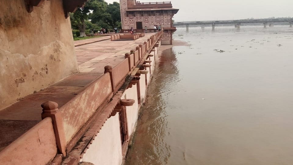 Yamuna Flood started to scare water filled in Tajganj and Mokshadham