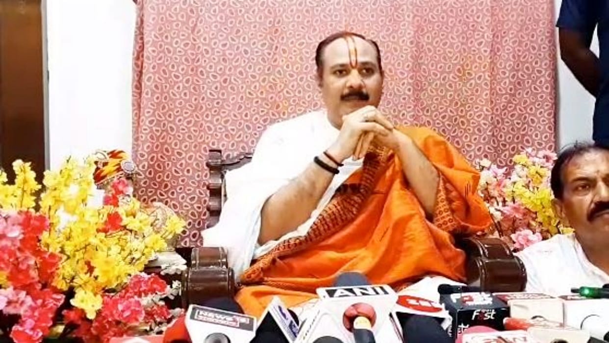 Pradeep Mishra angry over Dhirendra Shastri's controversial remarks on women