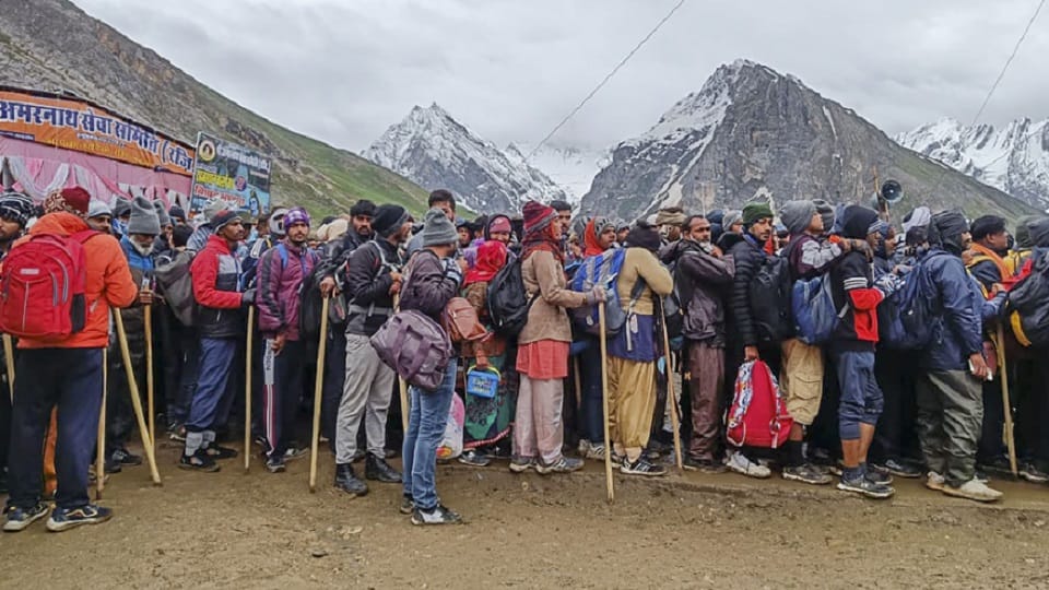 Amarnath Yatra 2023: 20806 devotees reached holy cave amidst bad weather, number visitors crossed 2.29 lakh