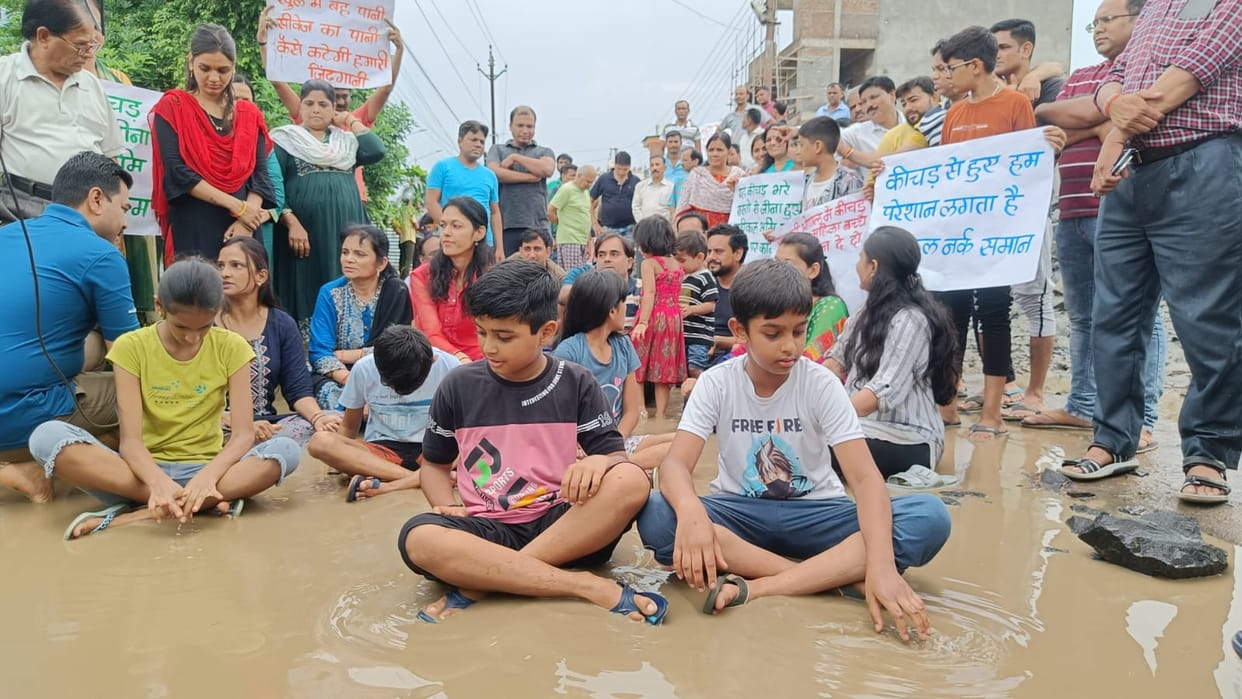 Bhopal News: Unique demonstration for the demand of road construction, children and women took mud bath