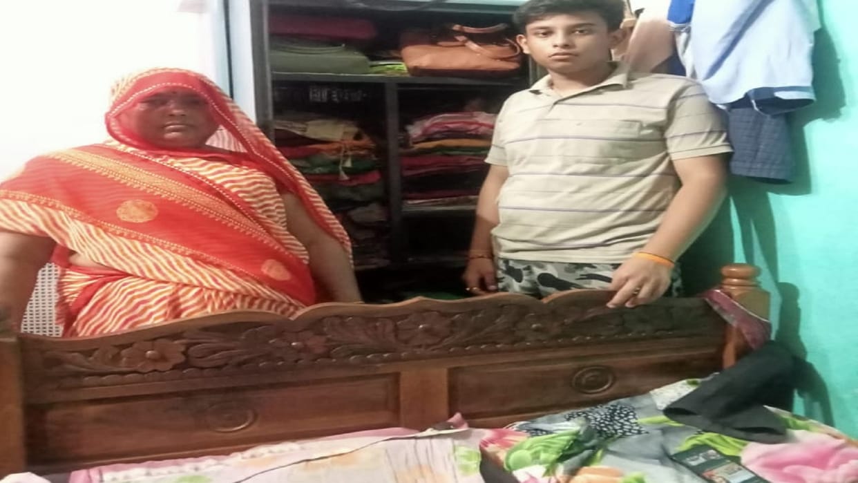 Thieves stole jewelry and cash worth lakhs by entering the house through the roof, dog squad investigated