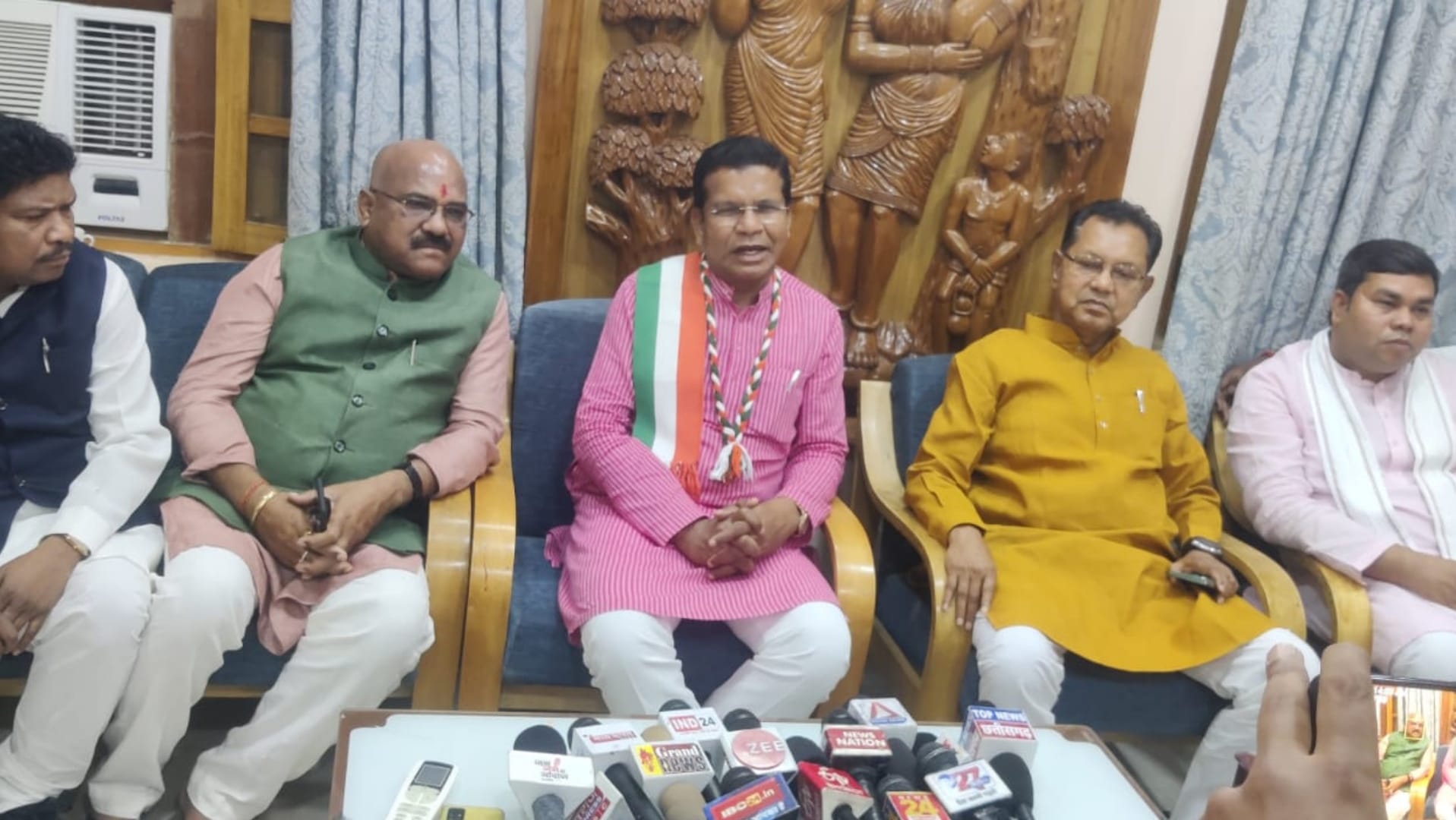 कांकेर में मीडिया से बात करते मंत्री मोहन मरकाम।