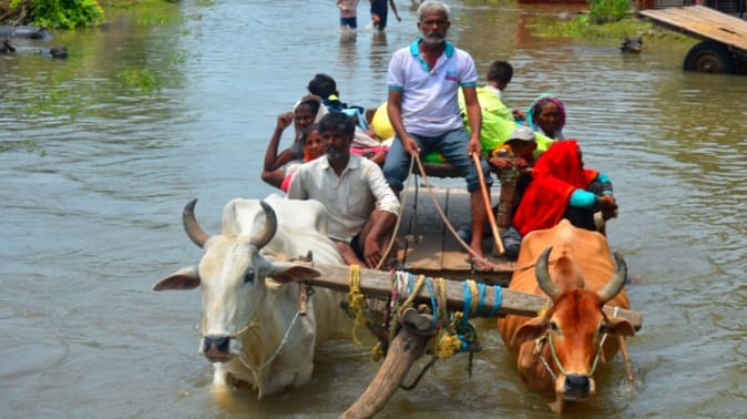 Flood in Muzaffarnagar: Life is full of water in Khadar area, people are spending the day on the