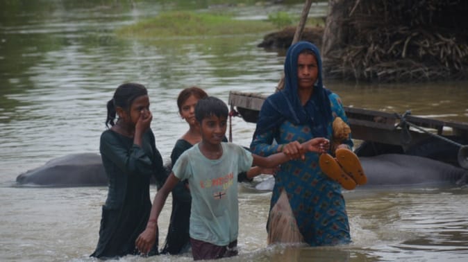 Flood in Muzaffarnagar: Life is full of water in Khadar area, people are spending the day on the
