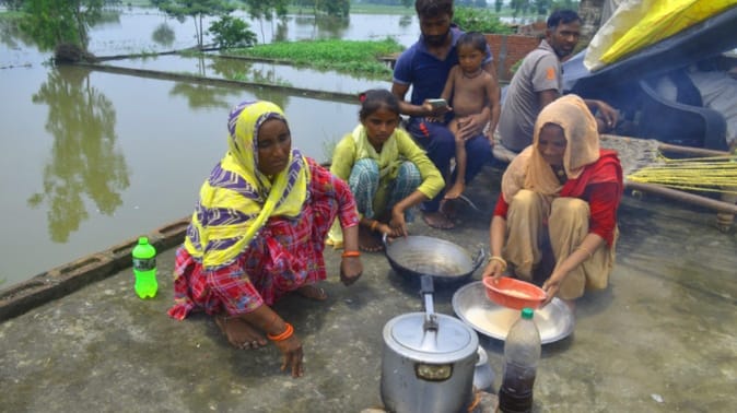 Flood in Muzaffarnagar: Life is full of water in Khadar area, people are spending the day on the