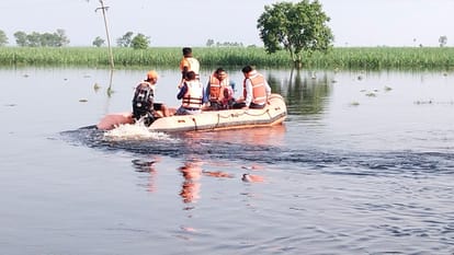 Flood in Hastinapur: struggle to save lives in front of the victims, life in Danger