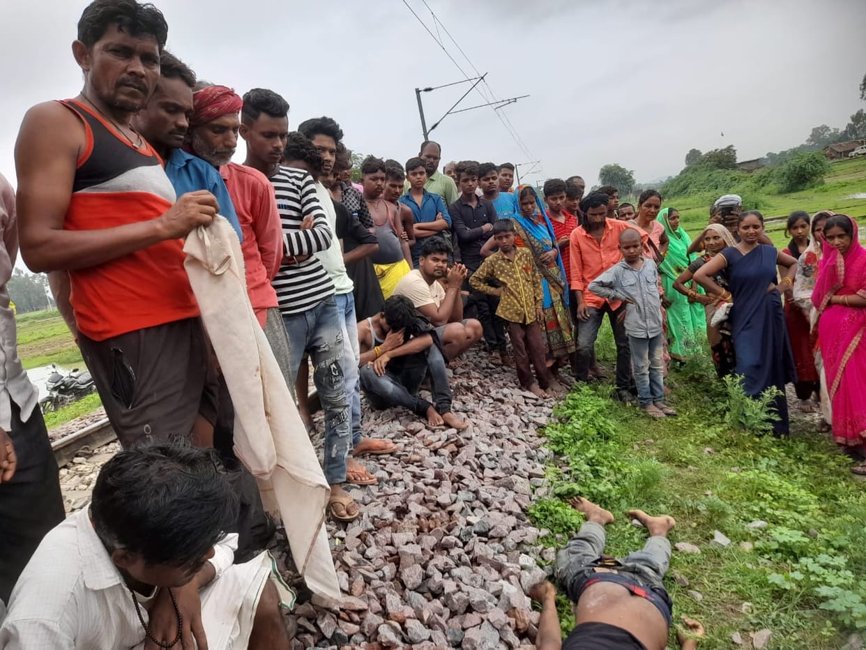 Sonebhadra News: Sitting on the railway line, the teenager was listening to the song with earphones, died afte