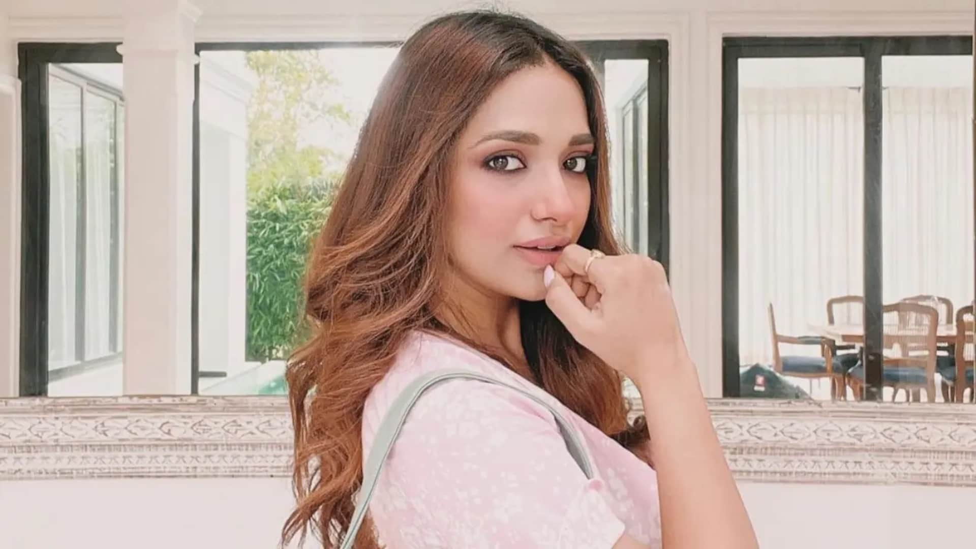 Bigg Boss OTT 2 Falaq Naaz Teases Abhishek Malhan By Aashika Bhatia Name Jiya Shankar give shocking reaction
