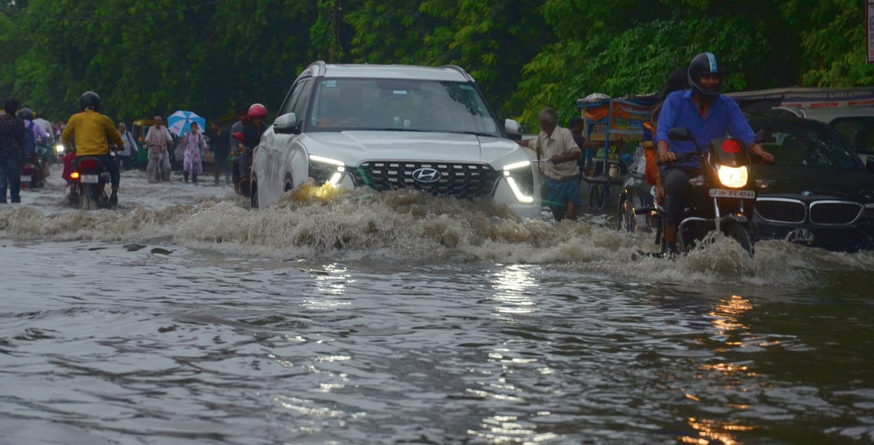 Kanpur Weather Update, The weather is pleasant due to rain , Waterlogging increased problems, traffic and elec