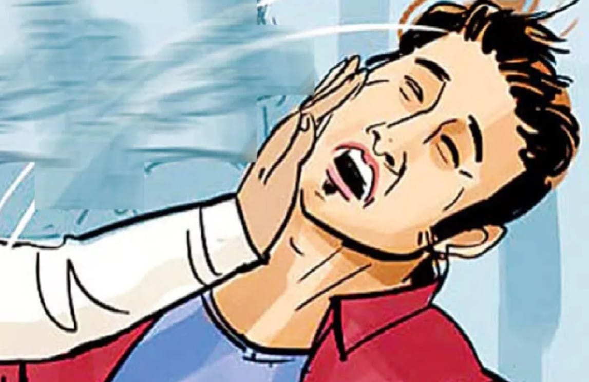 Kotwal slapped the restaurant operator, the victim said were drunk, were giving 200 rupees