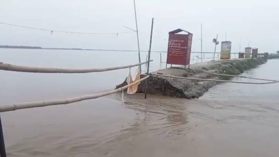 crops are getting destroyed due to floods due to heavy rains In Kasganj farmers are upset due to this