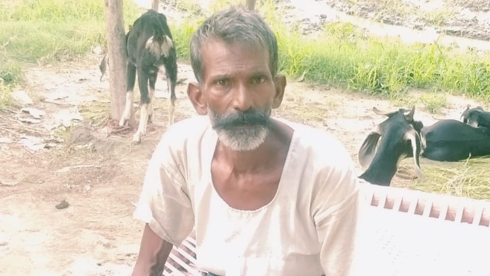 old man found dead in the farm near village in shahjahanpur