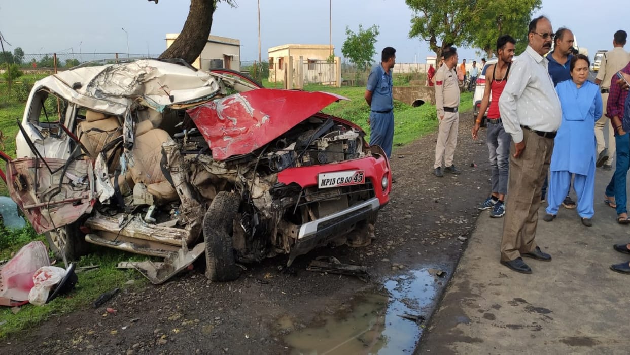 MP Car Truck Accident: Heavy collision between truck and car in Sagar, six youths killed, another injured