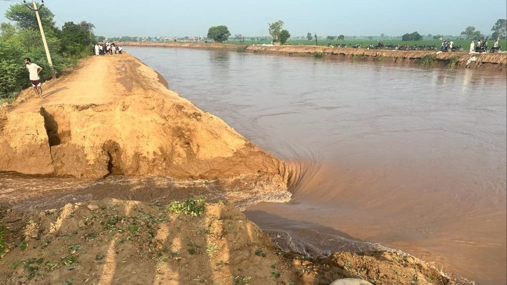 Haryana Flood: Embankment cracking in Sirsa-Fatehabad, villages drowning