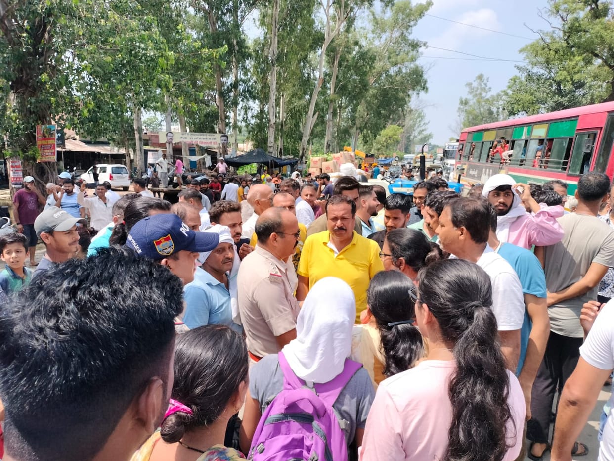 Roorkee Confrontation uproar over drainage of water in South Civil Lines Heavy police force deployed