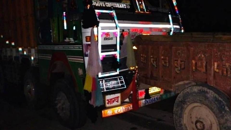 thieves ran away with truck from custody of police In Firozabad tried to crush SI after being chased