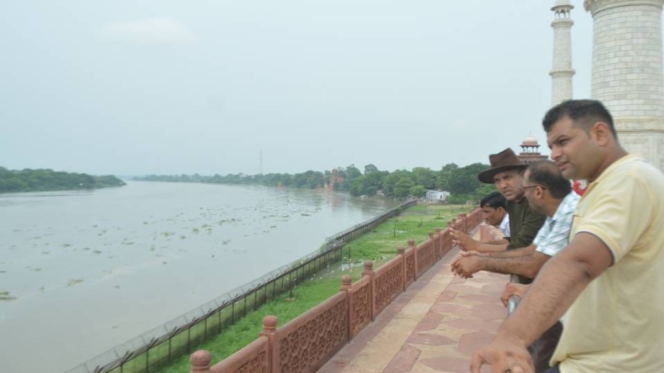 Yamuna flood in Agra have reached wall of Etmaddaula and Taj Mahal monuments