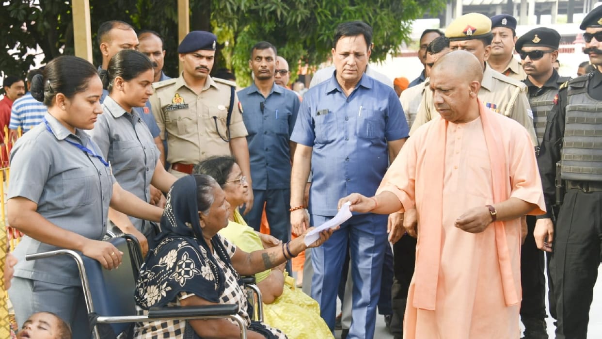 CM Yogi heard the complaint in public darshan