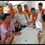 विहिप कार्यकर्ता शिकायत करने पहुंचे थाने।