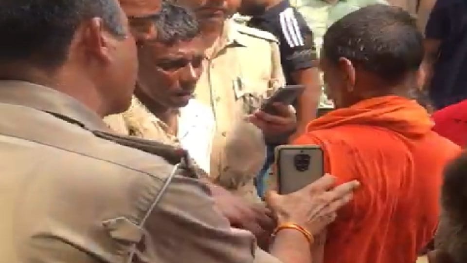 Policeman Threatened to beat kanwariya by shoe in noida