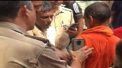 Noida : कुएं पर जलाभिषेक से रोकने पर छिड़ा विवाद, थानेदार ने कांवड़िये को दी जूता मारने की धमकी Policeman Threatened to beat kanwariya by shoe in noida