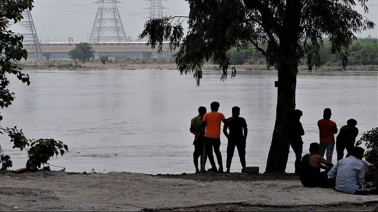 Delhi Flood News Live: Rain in many areas of Delhi-NCR, Yamuna’s water level rises again