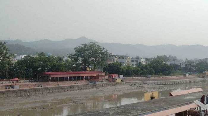 Somvati Amavasya 2023 Huge Crowd of Devotees for Ganga Snan in Haridwar But water Level very Low Photos