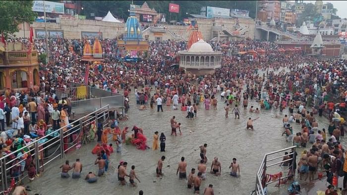 Somvati Amavasya 2023 Huge Crowd of Devotees for Ganga Snan in Haridwar But water Level very Low Photos