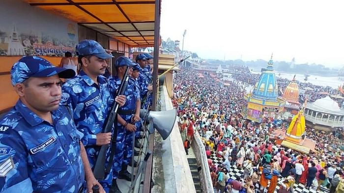 Somvati Amavasya 2023 Huge Crowd of Devotees for Ganga Snan in Haridwar But water Level very Low Photos