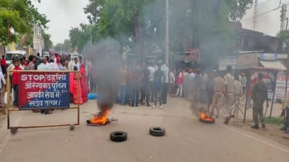 Liquor smugglers stabbed a young man to death in Aurangabad; People did arson and road jam in protest
