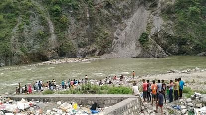 Kotdwar: मंदिर में जलाभिषेक करने गई युवती और किशोरी स्नान करते समय नयार नदी में बहीं, दोनों की मौत Kotdwar News Two girls Died due to drown into river during going for Jalabhishek on Somwar