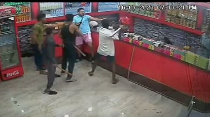 ये कैसी मेहमाननवाजी: ताजमहल घूमने आए पर्यटक को दौड़ा-दौड़ा कर पीटा, बात थी बहुत छोटी; VIDEO हुआ वायरल tourist who came to visit Taj Mahal was chased and beaten VIDEO Goes viral