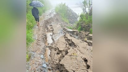 Himachal Rain: मनाली फोरलेन को 300 करोड़ की चपत, डैम में समाई एक किमी चामशू संपर्क सड़क 300 crore loss to NHAI Road swept away in rohru Sawra Kuddu project