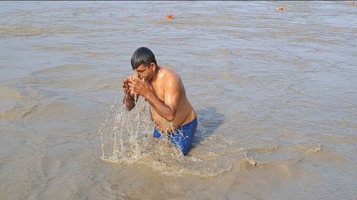 Somvati Amavasya 2023 Huge Crowd of Devotees for Ganga Snan in Haridwar But water Level very Low Photos