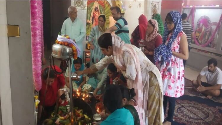 Sawan Somvar 2023 Shiva temple Rudrapur huge crowd gathered on seeing shape of eyes in Shivling Uttarakhand