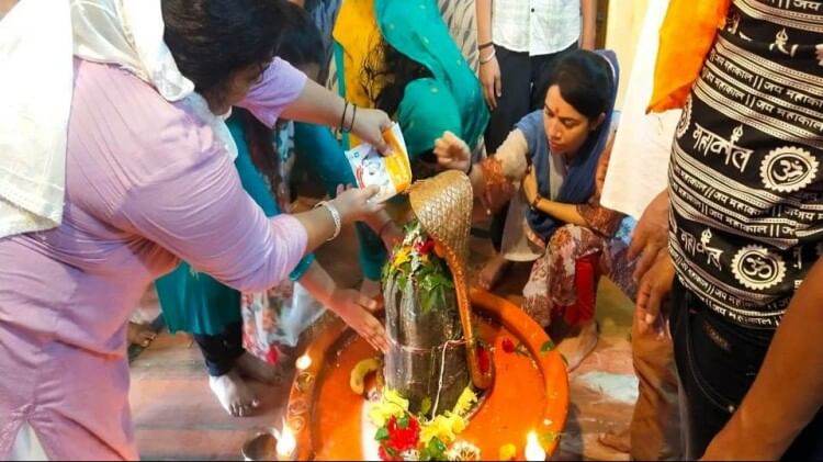 Sawan Somvar 2023 Shiva temple Rudrapur huge crowd gathered on seeing shape of eyes in Shivling Uttarakhand
