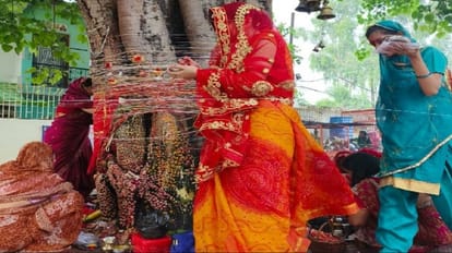 Women worship Peepal tree on Somvati Amavasya in Shahjahanpur