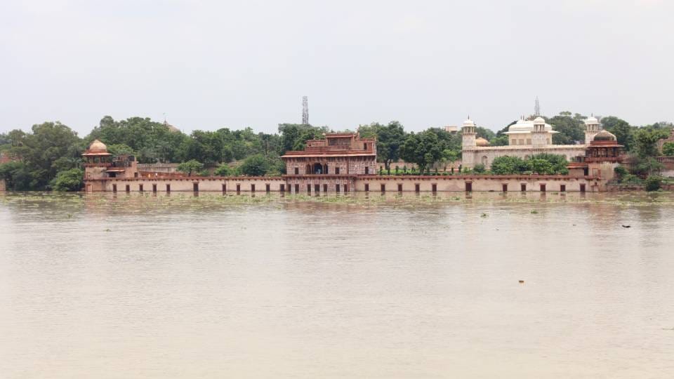 Yamuna water has started filling rapidly under Strachey Bridge Due to rise in water level in Agra