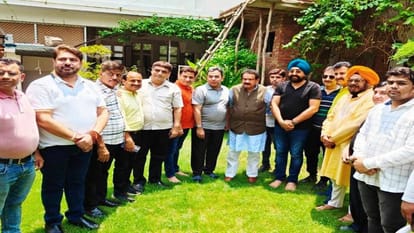 Agra News: जूता कारोबारियों ने केंद्रीय राज्यमंत्री एसपी सिंह बघेल से मिलकर अपनी पीड़ा सुनाई।