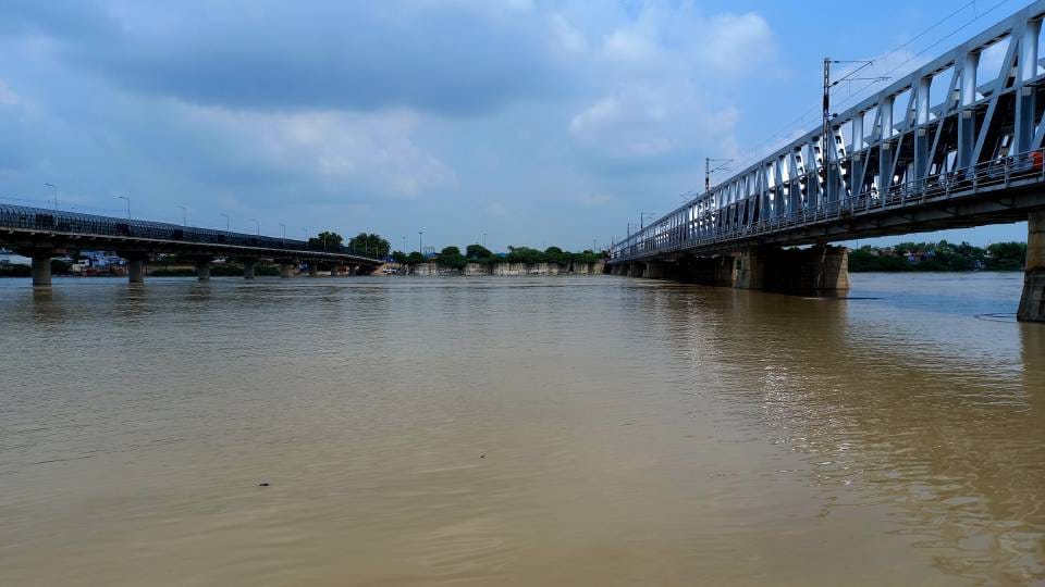 Yamuna water has started filling rapidly under Strachey Bridge Due to rise in water level in Agra