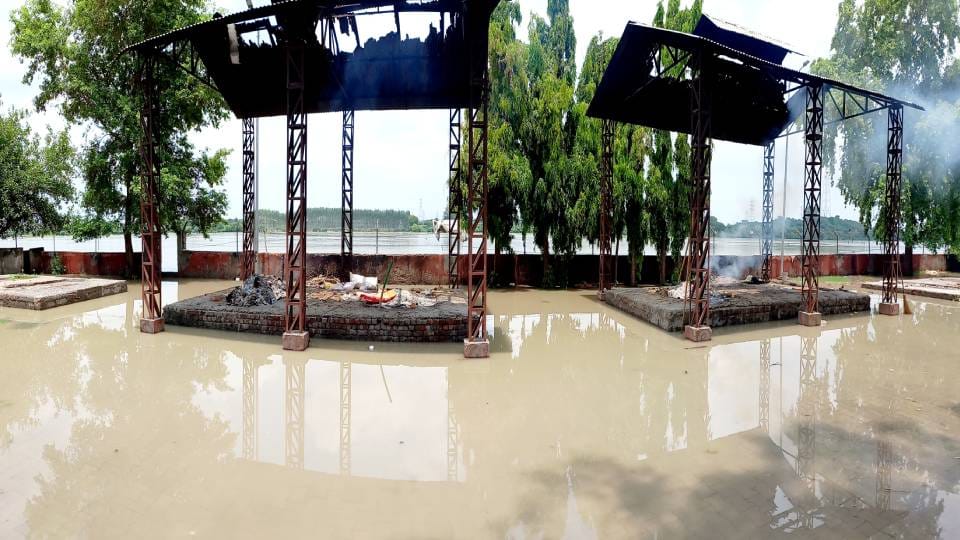 Yamuna flood water inundates Poiya Ghat Muktidham in Agra warning issued on ghats
