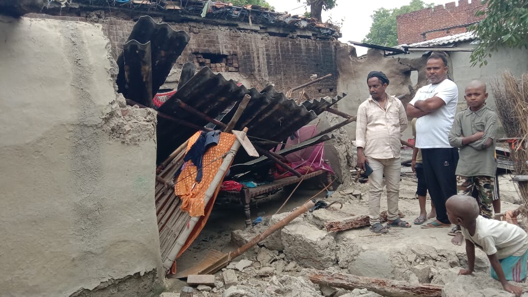 Azamgarh News: Due to the collapse of the mud wall, the innocent died, two injured, there was chaos.