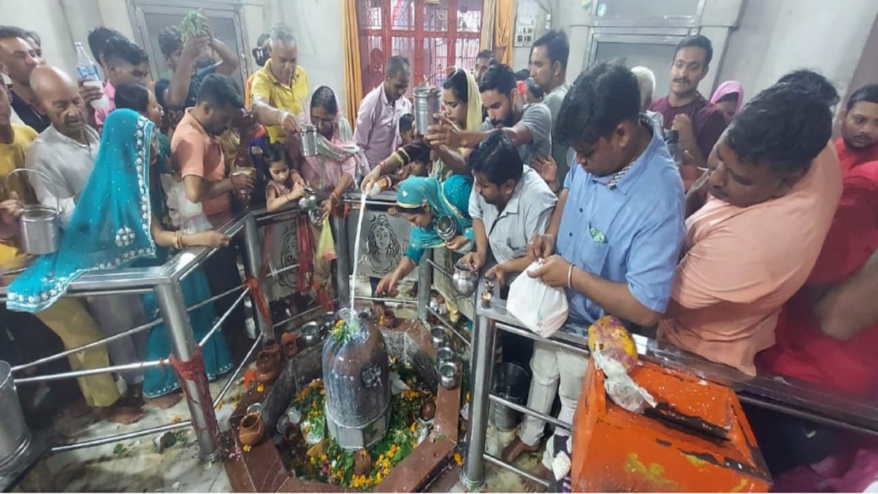 Sawan 2023: devotees have worship for Shiv god in Pura Mahadev temple in Baghpat