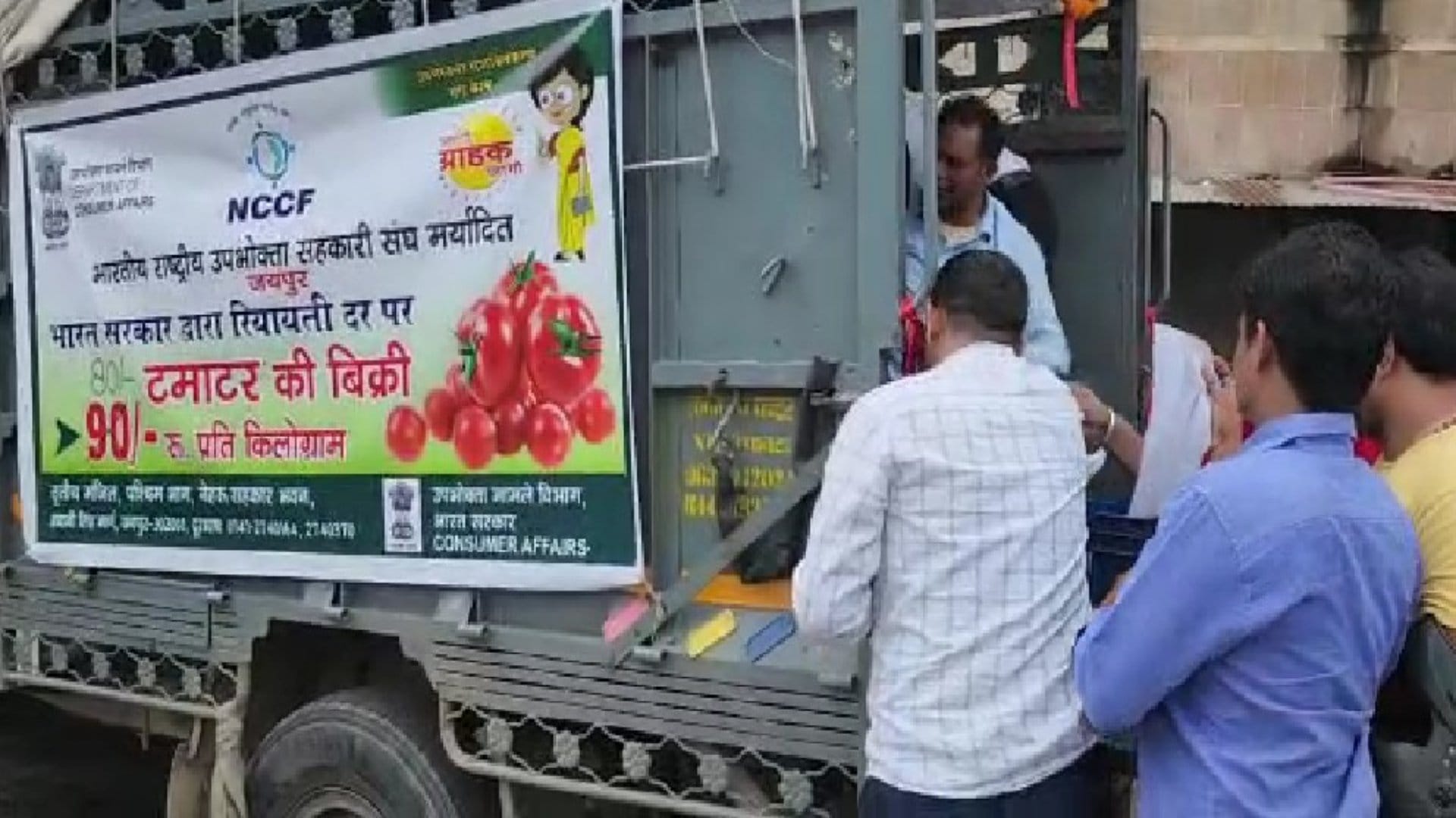 जयपुर में टमाटर खरीदते लोग