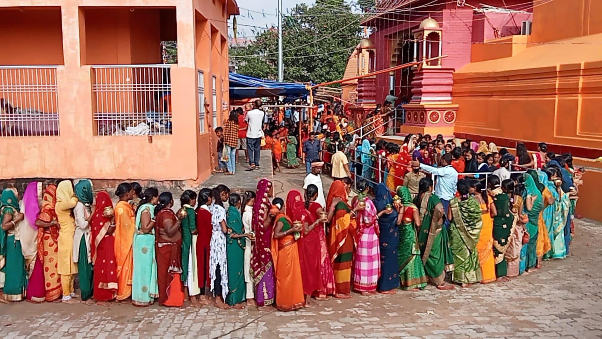 Devotees thronged to perform Jalabhishek of Baba Dudheshwarnath in Aurangabad on second Monday of Sawan
