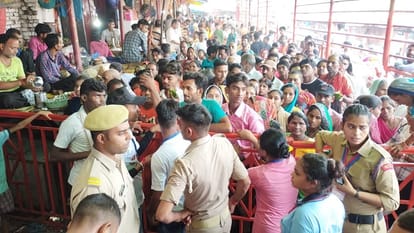 मंदिर के बाहर श्रद्धालुओं की भीड़